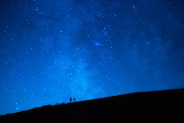 우주와 별들의 관찰하는 천문학자 밤하늘의 관찰하는 망원경을 천문학 애호가의 실루엣 — 스톡 사진