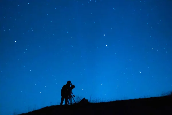 Silueta Astrónomo Observando Inmensidad Del Universo Las Estrellas Amante Astronomía — Foto de Stock