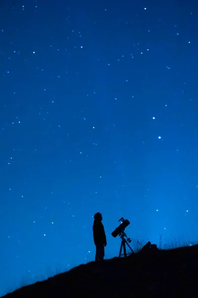 Astrónomo Observando Inmensidad Del Universo Las Estrellas Silueta Una Persona — Foto de Stock