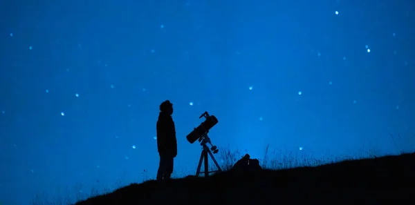 Astronomer Observing Immensity Universe Stars Silhouette Astronomy Lover Person Telescope — Stock Photo, Image