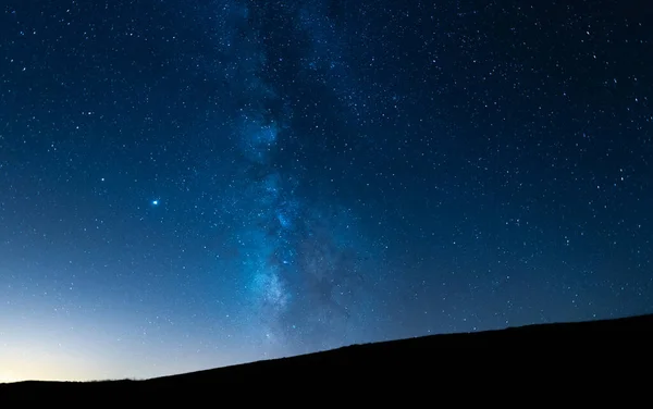 Vía Láctea Subiendo Una Colina Cielo Nocturno Estrellado Cielo Azul — Foto de Stock