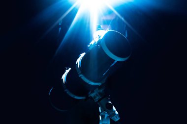 Gecenin karanlığında teleskop yıldızlı gökyüzünü gece gözlüyor. Yıldızları seyretmek.