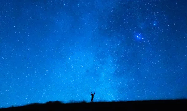 Persona Levantando Brazos Bajo Cielo Estrellado Azul Por Noche Silueta — Foto de Stock