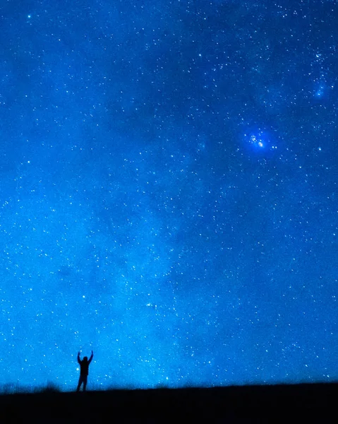 Persona Levantando Brazos Bajo Cielo Estrellado Azul Por Noche Silueta — Foto de Stock