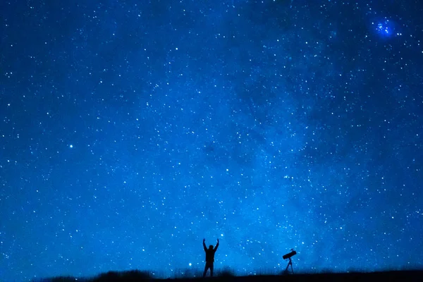 Person Telescope Raising His Arms Blue Starry Sky Night Silhouette — Stock Photo, Image