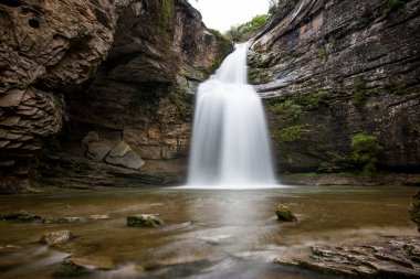Dağdaki kayalardan dökülen şelalesi olan güzel bir yer ve uzun vadede pürüzsüz su. İspanya 'da turizm, Katalonya, Barselona, Osona, Cantonigros, La Forada.