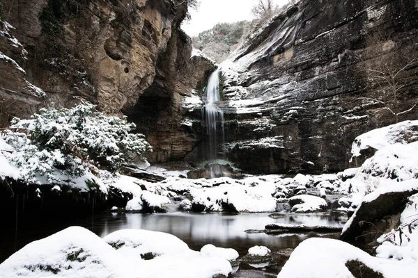 Cascata Ghiacciata Montagna Con Neve Inverno Turismo Spagna Catalogna Barcellona — Foto Stock