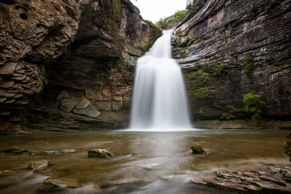 Bellissimo Posto Con Una Cascata Che Cade Dalle Rocce Della — Foto Stock