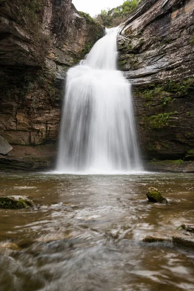 Bellissimo Posto Con Una Cascata Che Cade Dalle Rocce Della — Foto Stock