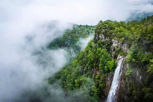 Incredibile Paesaggio Nebbioso Montagna Con Alta Cascata Vegetazione Forestale Verde — Foto Stock
