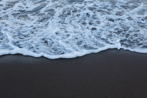 모래로 해변에 차분하게 도달하는 — 스톡 사진