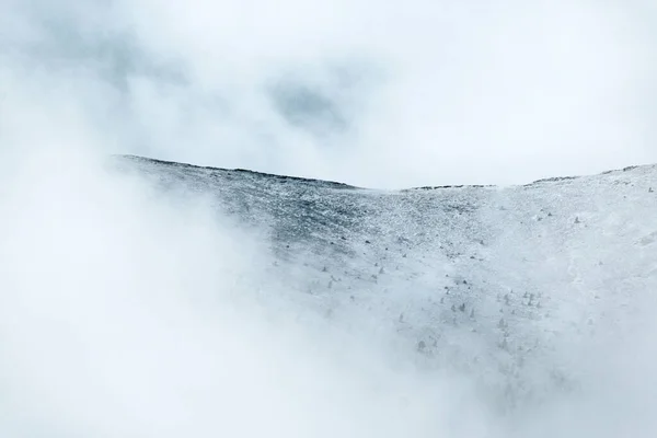 霧と雪の白い山のパノラマの雪の風景 寒さと冬のコンセプト 雑然としない白い空間 — ストック写真