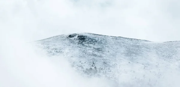 Panorámás Havas Táj Egy Fehér Hegycsúcs Köd Hideg Téli Koncepció — Stock Fotó