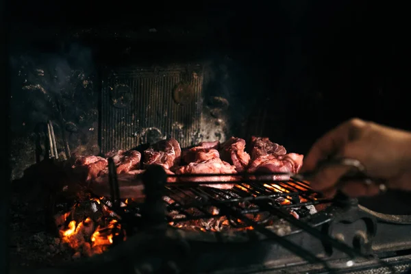 Unbekannter Kocht Grillfleisch Kamin Seines Hauses Rohes Rindfleisch Auf Dem — Stockfoto