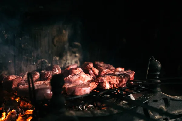 Gegrilltes Fleisch Kamin Seines Hauses Rohes Rindfleisch Auf Dem Grill — Stockfoto