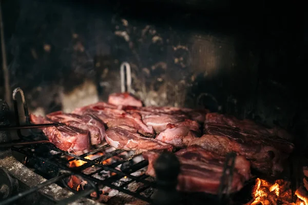 Gegrilltes Fleisch Kamin Seines Hauses Rohes Rindfleisch Auf Dem Grill — Stockfoto