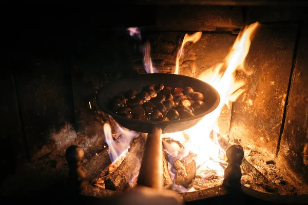 İki kadeh şarap ya da altında şömine ateşi olan 