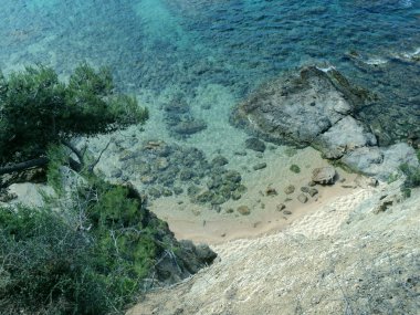 Deniz, dalgalar. Yukarıdan görüntüleyin. Yaz istirahati.