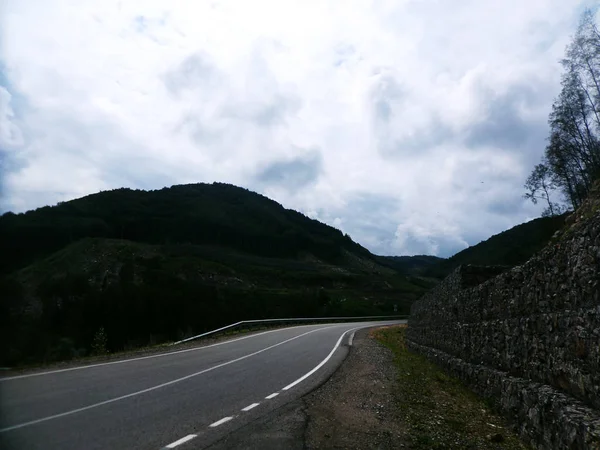 El camino a las montañas. La carretera. Viajes y turismo . — Foto de Stock
