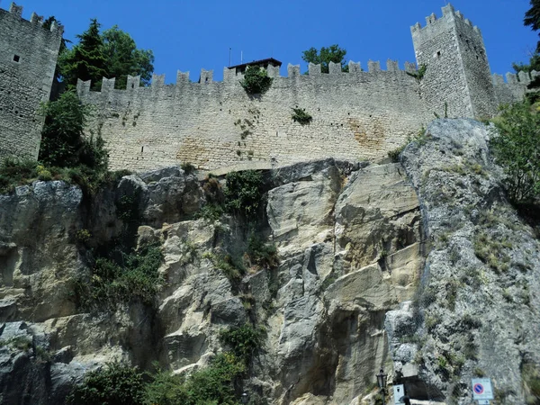Burg, umgeben von einer steinernen Festung. blauer, klarer Himmel. — Stockfoto