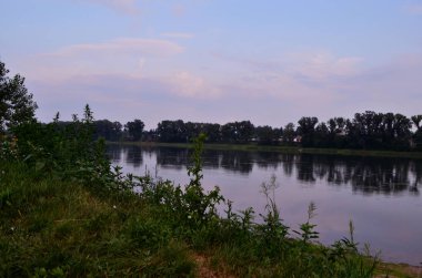 Nehir kıyısında dinlenin. Yaz akşamı.