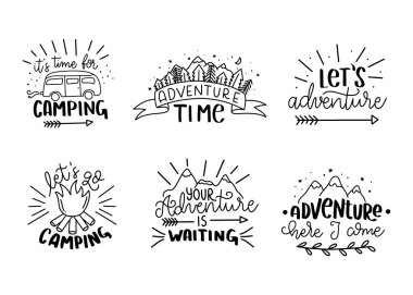 El çizilmiş Seyahat, Kamp ve Macera deyimleri ayarlayın. Seyahat, Kamp ve macera el tipografi tasarım çizilmiş. El yazısı harfler.