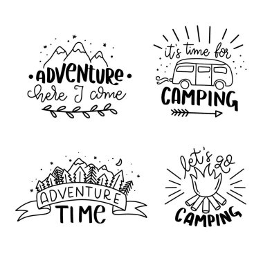 El çizilmiş Seyahat, Kamp ve Macera deyimleri ayarlayın. Seyahat, Kamp ve macera el tipografi tasarım çizilmiş. El yazısı harfler.