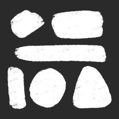 Elle çizilmiş karalama kalem fırçaları. Elle çizilmiş grunge konturları ve grafik öğeleri kümesi. 