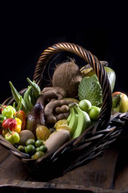çeşitli tropikal meyveler siyah arka plan ile sepet