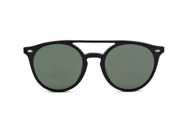 Beyaz arkaplanda izole edilmiş güneş gözlükleri