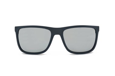 Beyaz arkaplanda izole edilmiş güneş gözlükleri