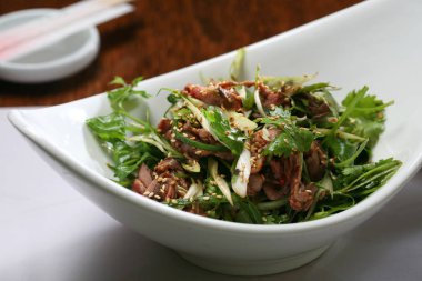 sığır eti şeritler ile Tay salatası