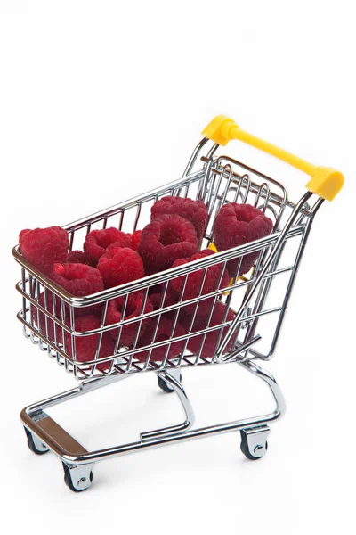 Framboises dans le panier du supermarché — Photo