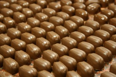 arka plan ile makine bırakarak pralin dolu çikolata