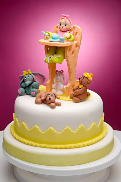 Tort dla noworodka, z postaciami z bardzo kolorowy kremówki — Zdjęcie stockowe