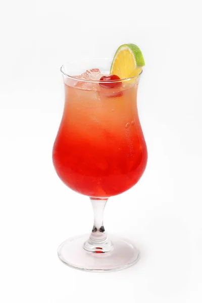 Cocktail colorido com cereja e limão — Fotografia de Stock