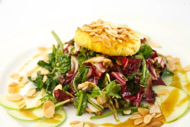 Salata gevrek badem ile.