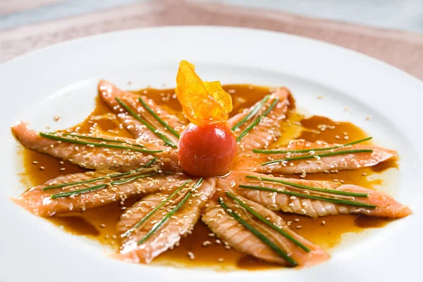 Carpaccio de salmón en salsa de tomate . — Foto de Stock