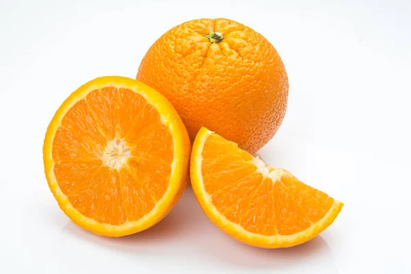 白い背景に分離された2つのオレンジのクローズアップ — ストック写真