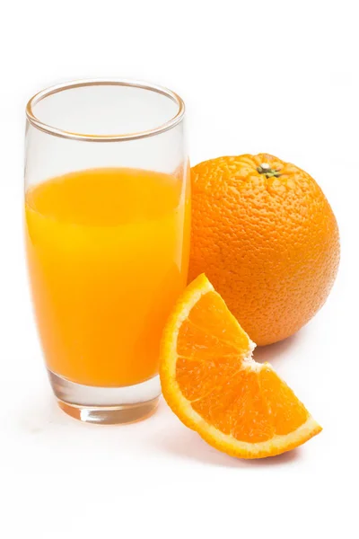 白い背景に分離されたオレンジジュースとガラスのクローズアップ ストックフォト