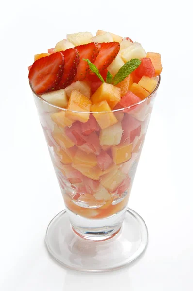 Tropisk fruktsallad serveras i glas kopp — Stockfoto