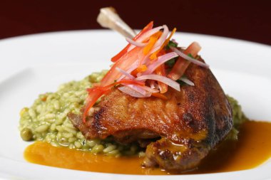 Yeşil risotto ile pişmiş ördek