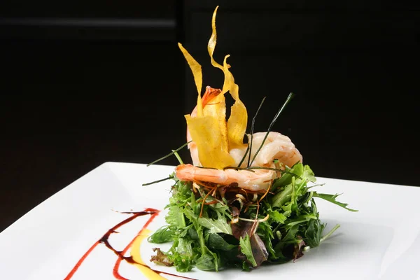 Salada de camarão com tiras crocantes de banana frita — Fotografia de Stock