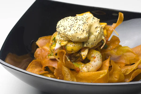 Salada de camarão com tiras crocantes de banana frita — Fotografia de Stock