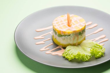 Causa , yukarıdan Peru görünümütipik bir yemek