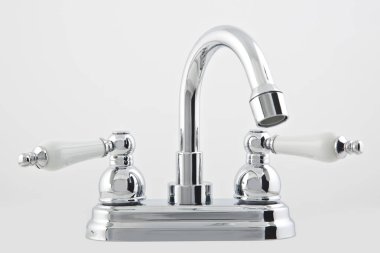 Modern çelik musluk, banyo için. Beyaz arka planda yalıtılmış.