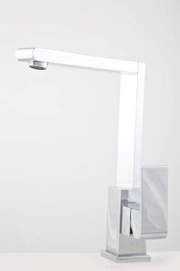Modern çelik musluk, banyo için. Beyaz arka planda yalıtılmış.