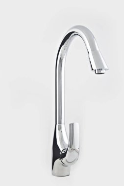 Modern çelik musluk, banyo için. Beyaz arka planda yalıtılmış.