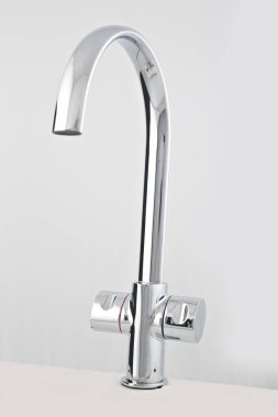 Modern çelik musluk, mutfak lavabo için. Beyaz arka planda yalıtılmış.