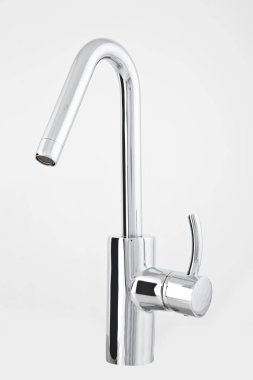 Modern çelik musluk, mutfak lavabo için. Beyaz arka planda yalıtılmış.
